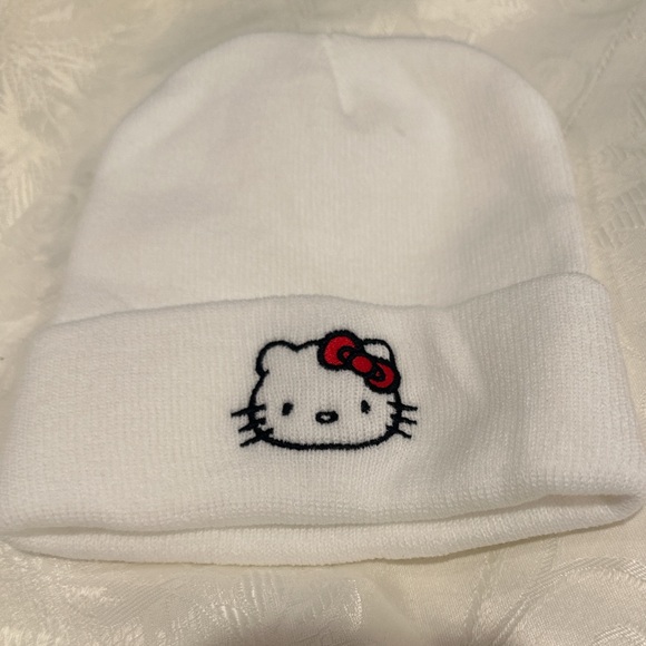 Hello Kitty White and red beanie - Picture 3 of 6
